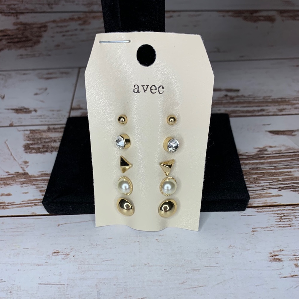 AVEC 5 pairs of gold tone studs